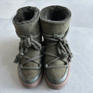 Inuikkii skor - Säljer mina inuikkiis då jag tröttnat lite på just dessa och vill köpa nya i en annan färg/modell, i jättefint skick, som nya💕