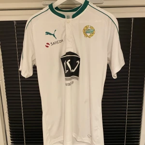 HAMMARBY TRÖJA 2017 - HAMMARBY TRÖJA FRÅN 2017, litet slitage på Puma loggan. Storlek L