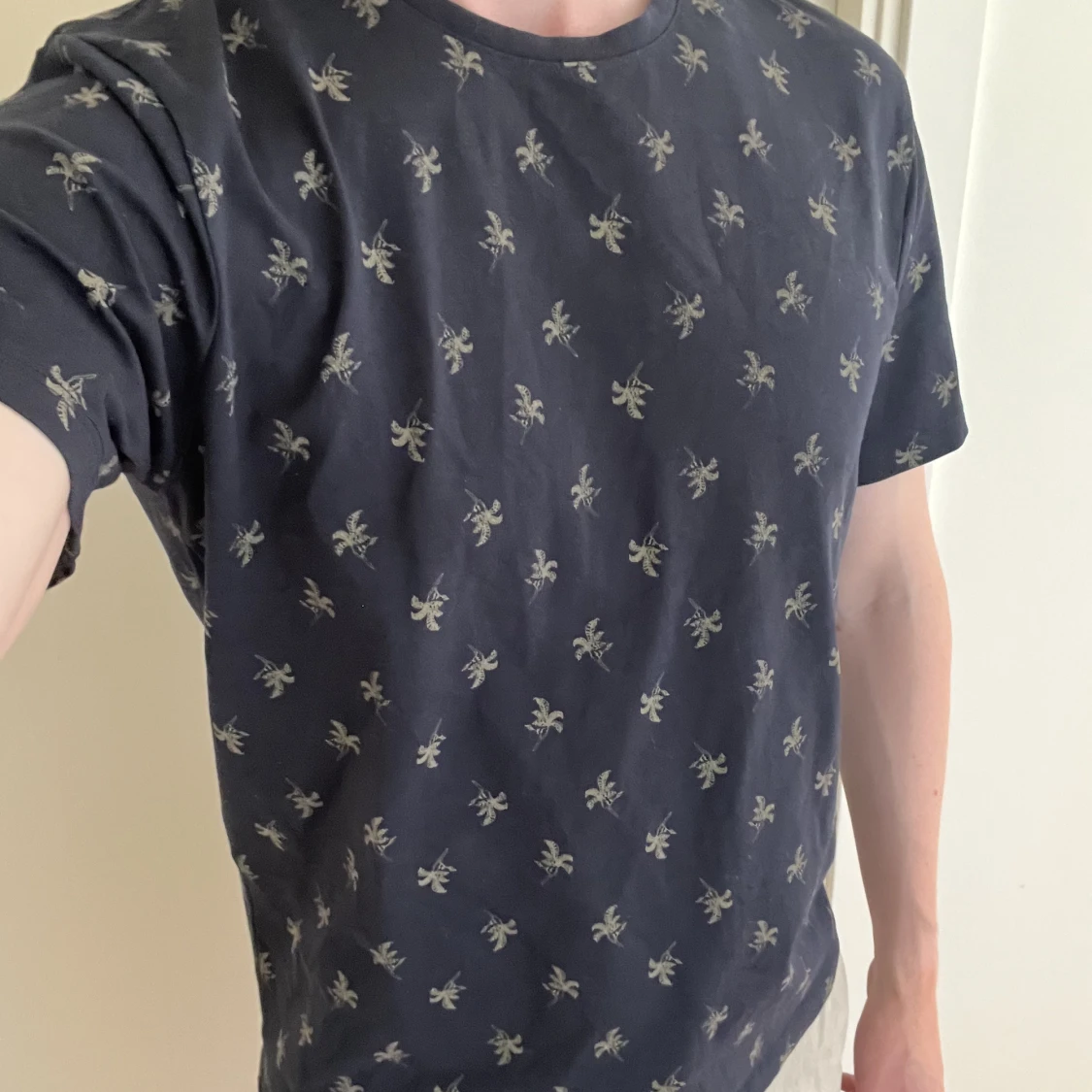 T-shirt mörkblå mönstrad