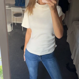Vit snygg zara tröja  - Detta är en väldigt snygg tröja som jag vill sälja tröjan  för jag inte tycker jag själv passar i den så bra, köpt för 400 ganska nyss 