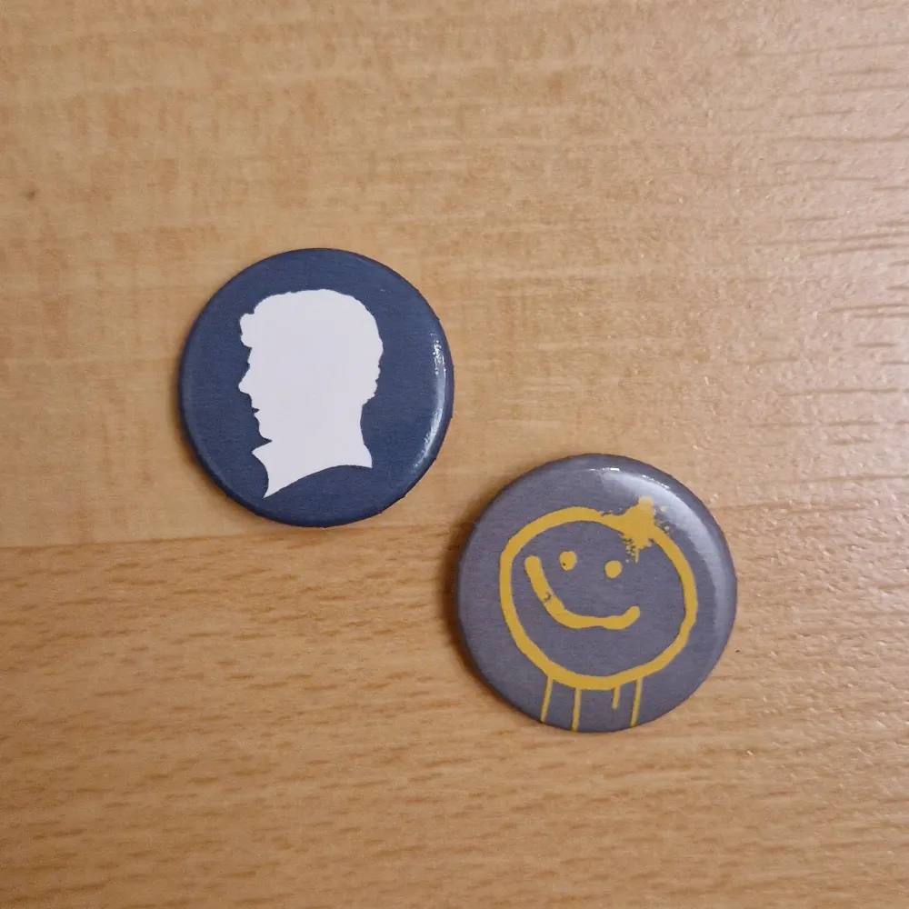 2 st officiella Sherlock pins, ca 2,5 cm i diameter. 15 kr för båda eller 10 kr styck.  Kan skickas som brev, då blir frakten 15 kr, skriv så fixar vi det! 🥰. Accessoarer.