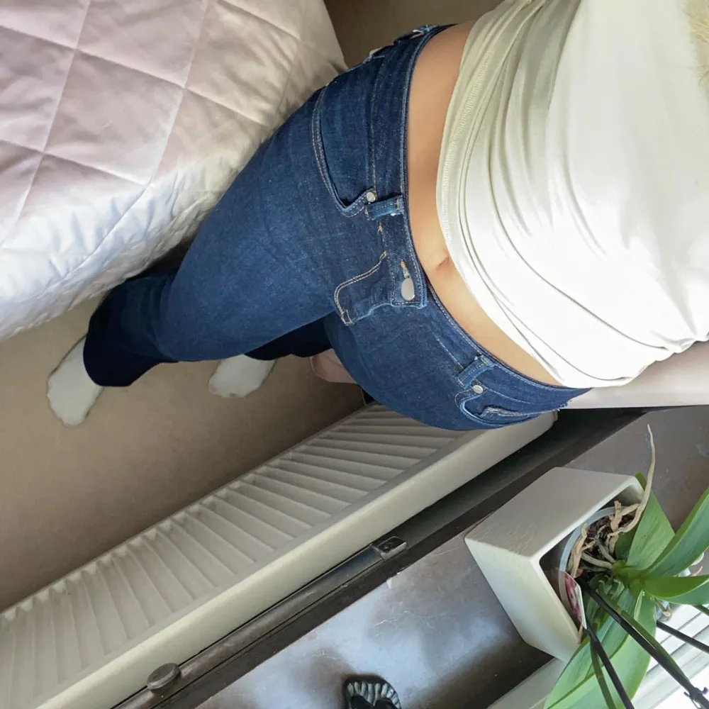 Mörk blåa jeans ifrån zara, dem är i längd 34 men jag har sytt upp dem så att dem passar 30/32, man kan sprätta upp sömmen om man vill🫶. Jeans & Byxor.