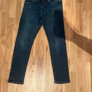 Fina Levis jeans pris kan diskuteras 