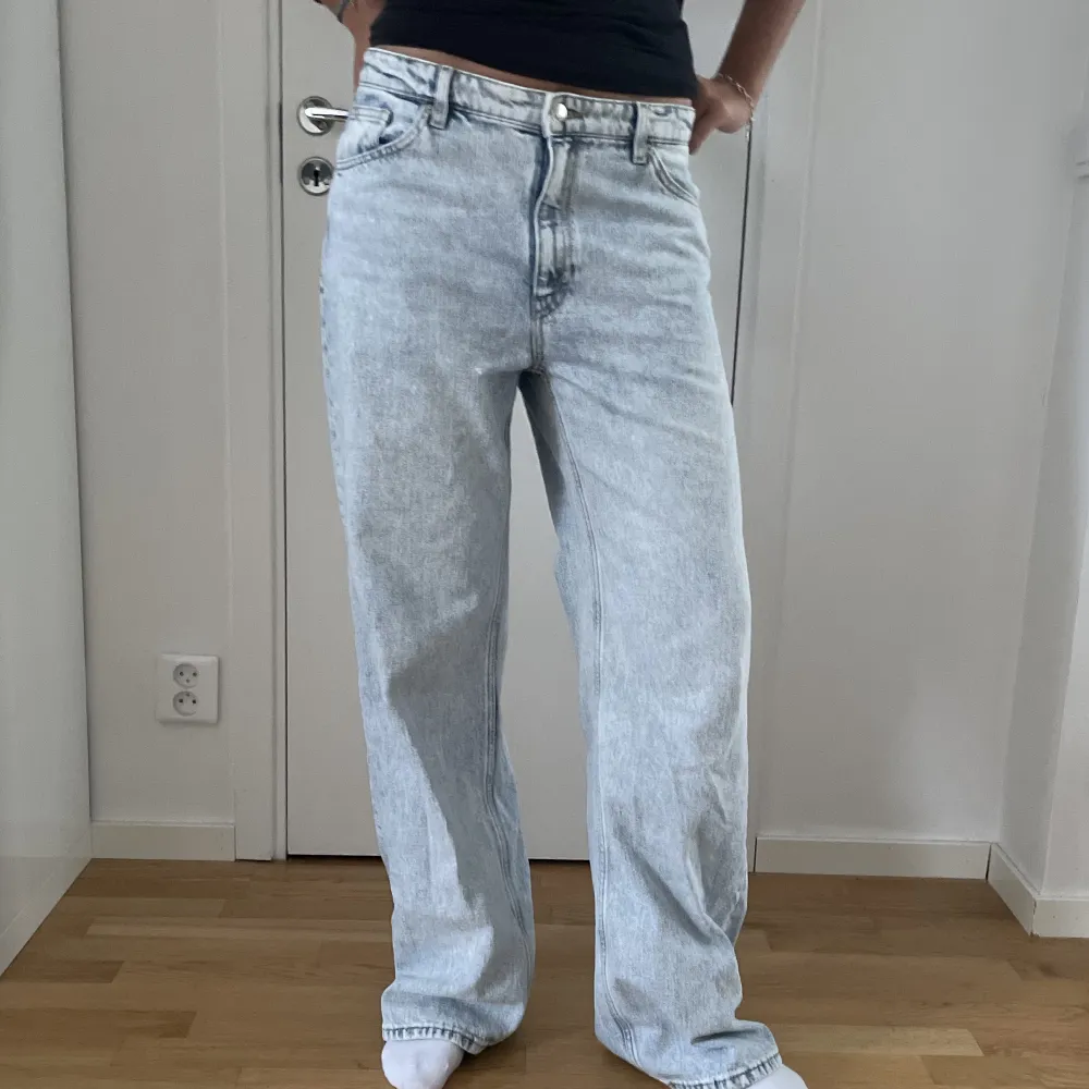 Skitsnygga jeans från Monki!! perfekt längd på mig som är 175 . Jeans & Byxor.
