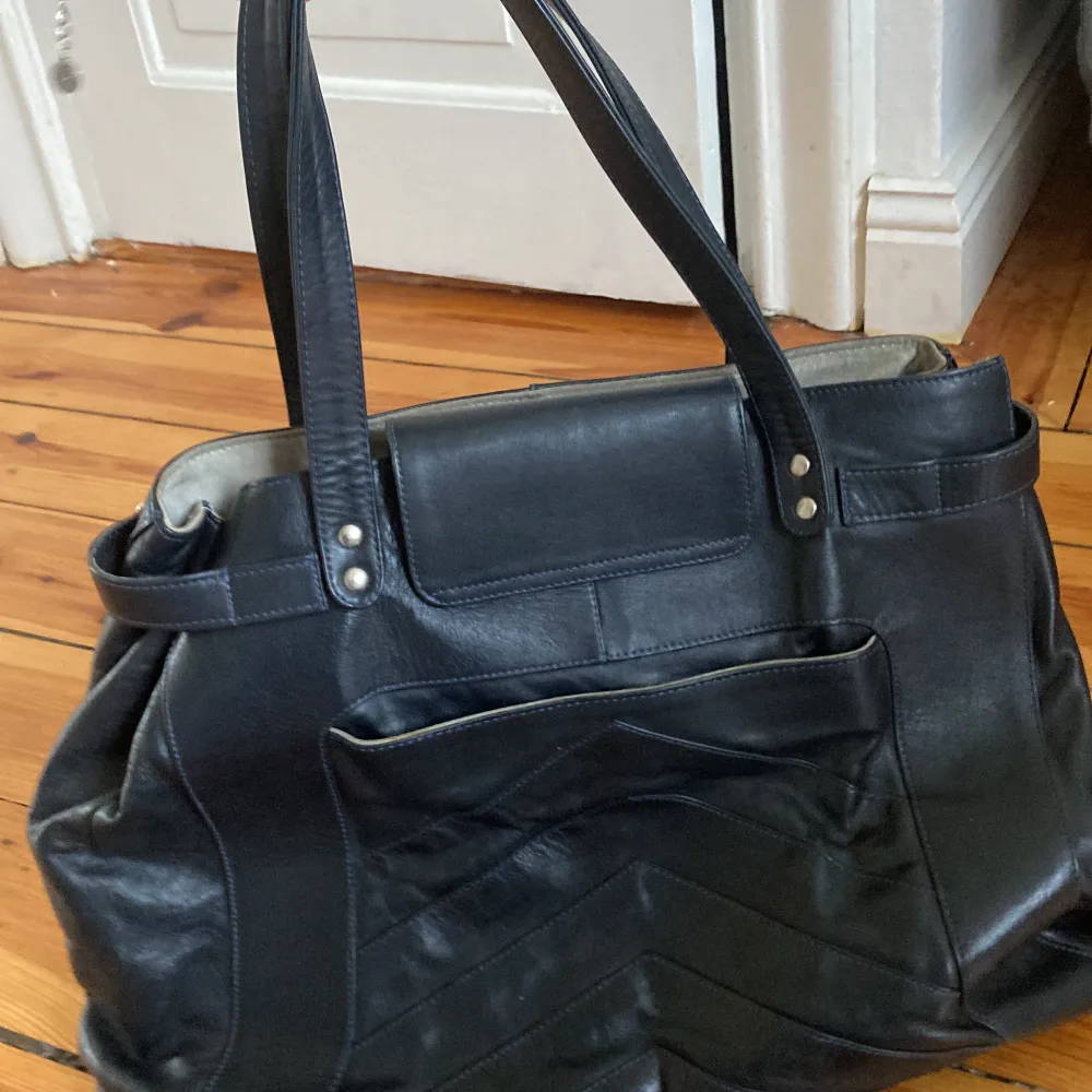 Detta är en fin läderväska som är i bra skick men har en fläck på insidan . Väskor.