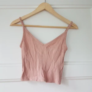 Kort linne strlk S från H&M - Kort linne från Divided. Storlek S, se bild. 