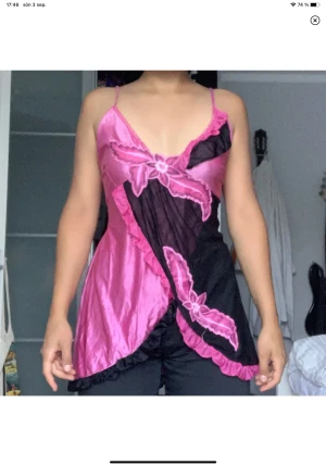 Rosa Natlline - Ett supersött rosa vintage nattlinne. Banden hade knutits och därför är de lite slitna (se bilder). I storlek S-M.