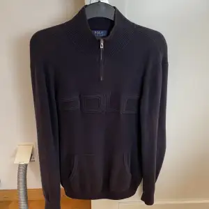En Half Zip tröja från Polo Ralph Lauren, stickad i marinblå, bra skick och snygg över skjortor och bara som den är