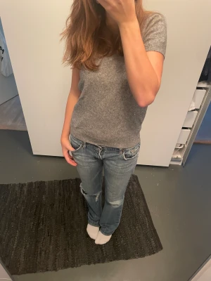 Stickad t-shirt  - Superfin stickad tröja som tyvärr inte kommer till användning. Från united colors of benetton.  Jättebra skick💕Kashmirblandning