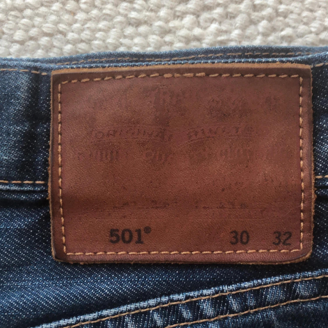 Mörkblåa levis 501 30/32 - 90