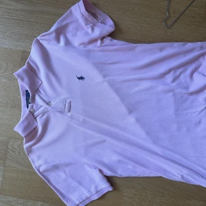 Ralph Lauren piké  - Skick: 7/10, litet hål under kragen på baksidan men ej märkbart