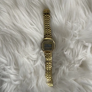 Klocka - Supercool fullt fungerande klocka. Alarm  kan sättas och även tidtagar funktion finns. Unisex