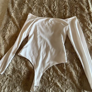 Långarmad body - Långarmad fin body. Ribbad. 