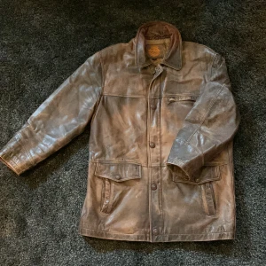 Vintage skinnjacka herr - storlek xl - Brun jacka i äkta skinn i storlek xl. Från märket Petroff.