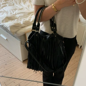 Frans väska - Säljer denna väskan med fransar på från hm. Ganska slitet skick med fortfarande fin. 