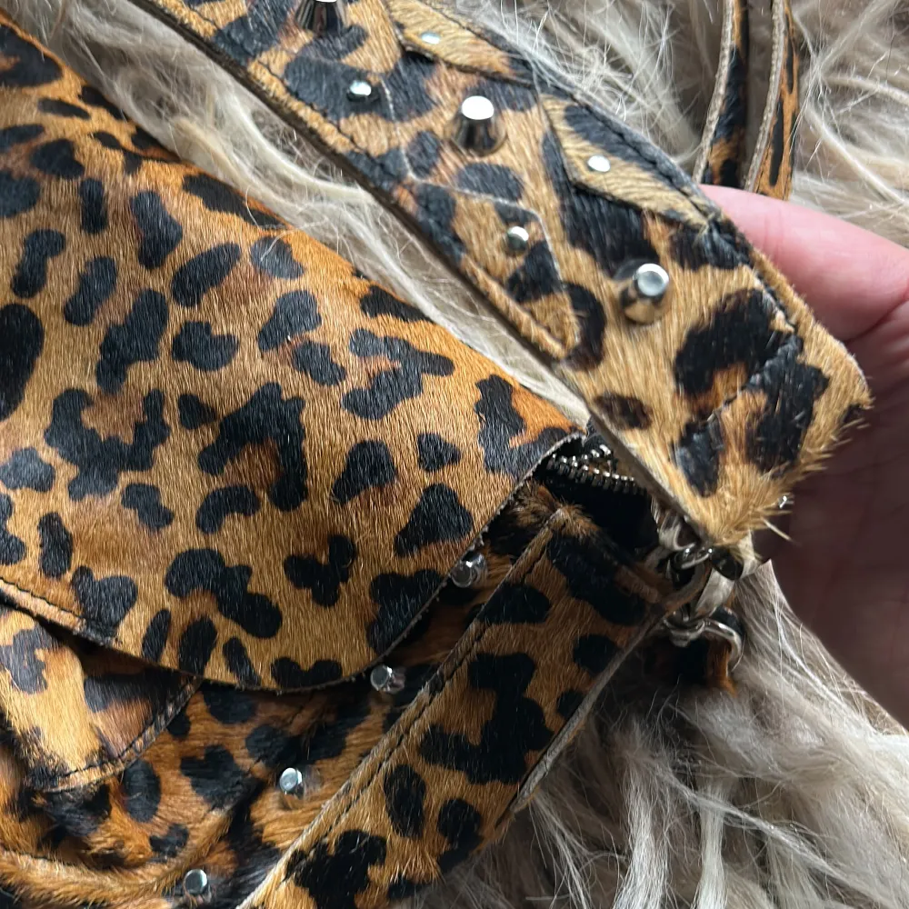 Leopardmönstrad väska från Unlimit  ▪️100% läder ▪️Nyckskick ▪️Nypris 1699kr. Väskor.