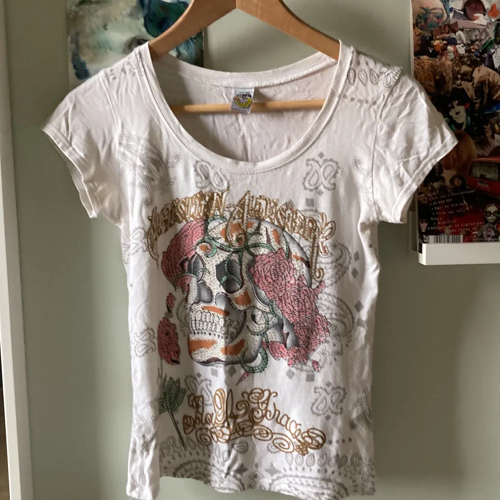 Supersnygg t-shirt från ed hardy, köpt secondhand. ✨Därav har några rhinestones trillat av. . T-shirts.