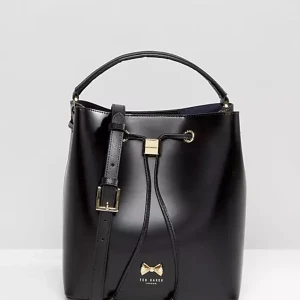 Ted Baker äkta läder - En bucket väska från märket Ted baker. Mycket rimlig, skolböcker/bred litteratur får plats. 100% äkta läder. Använd sparsamt. Nypris 2000kr