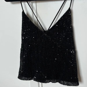 Glittrigt linne - Superfint glittrigt linne från NA-KD, toppskick och är nästintill oanvänt! Skriv gärna privat om du har några frågor❤️❤️