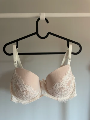 Bh hunkemöller  - Säljer denna bh från hunkemöller då jag såg fel på storleken och redan hade dragit bort lappen för att byta… Aldrig använder 
