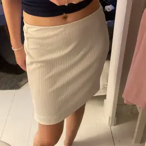 Jättefin vit kjol aldrig använd från Hm💞storlek M men passar även S Säljer även en rosa
