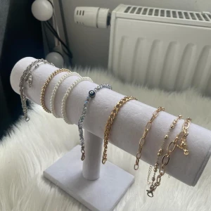 Armband - Säljer olika armband för 80 kr styck. Ni står för frakten.🫶🏼
