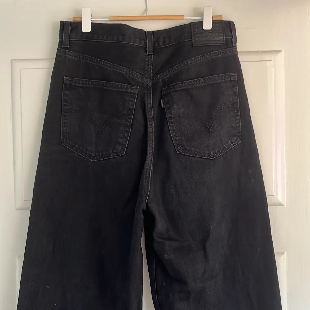 Svarta vida jeans från Levi’s!💞De är i modell High loose med hög midja och är lite för korta för mig som är 180 cm.🫶🏼 De är använda ett fåtal gånger så är i topp skick fortfarande✨  Strl 28.  Priset kan diskuteras🤩. Jeans & Byxor.