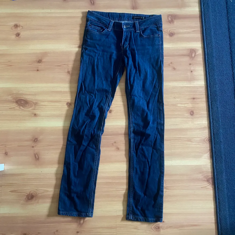 Lågmidjade jeans från STOCKHOLM i fint skick! Storlek M/L, liten i storlek då de passar mig som normalt är st 36/S, 174 cm! Midjemått: 39 cm, innerbenslängden: 80 cm, ytterbenslängden, 104 cm. . Jeans & Byxor.