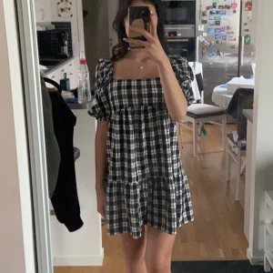 babydoll klänning - Säljer en rutig babydoll liknande klänning från hm! Står strlk 38 men passar även mig som brukar ha strlk 34:) Knappt använd, i bra skick, är så snygg tillsammans med mary janes eller dr martens, även med korsett över 💓 kolla gärna min profil för mer! 💓