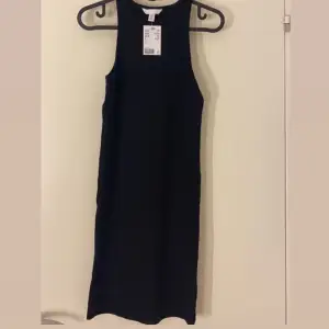 Svart klänning som är endast testad som även har pris lappen kvar! 