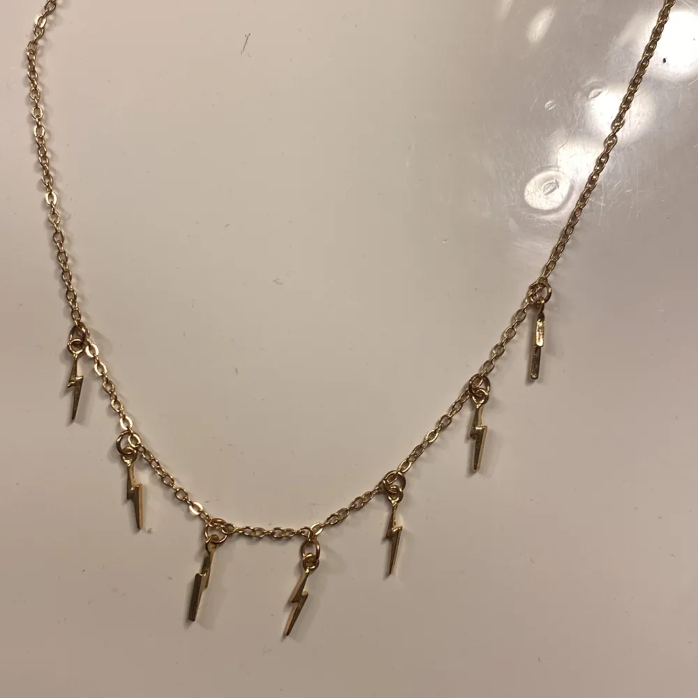 säljer ett jätte fint blixt halsband! nästan aldrig använt o ett jätte bra skick! pris kan diskuteras . Asusteet.