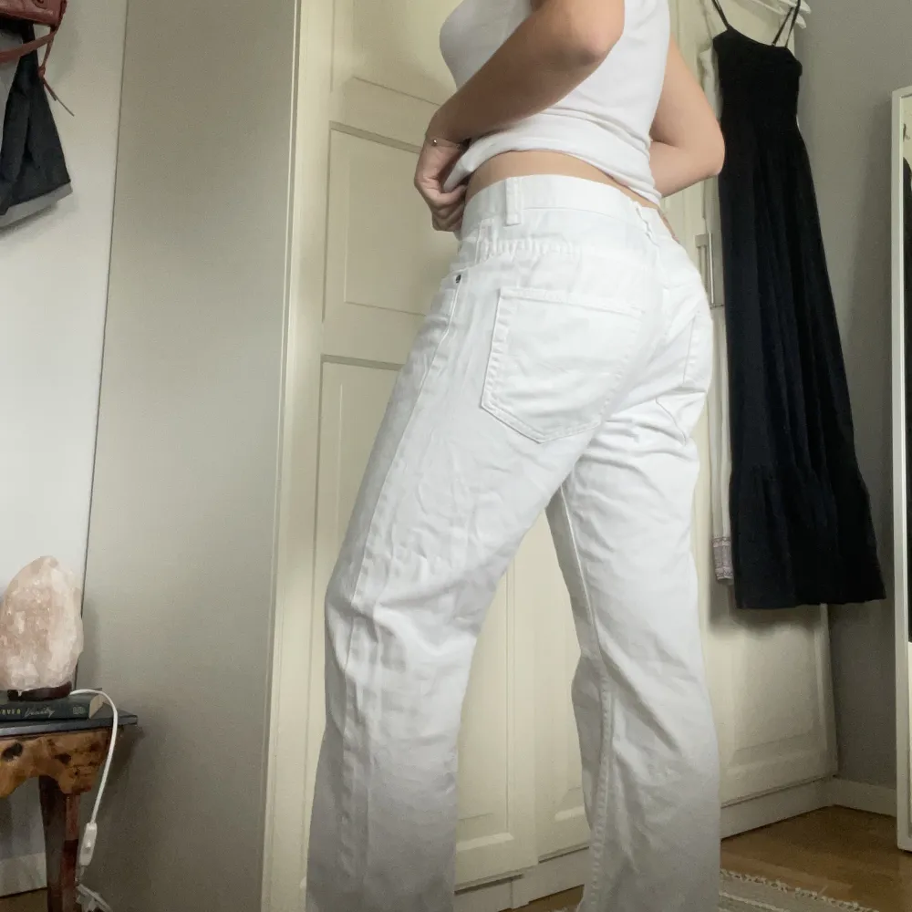 Supersnygga vita lågmidjade jeans i storlek 32/34💕. Jeans & Byxor.