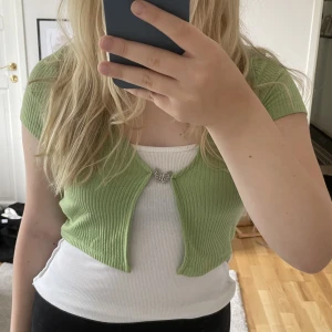 Söt grön kofta - Jättefin grön kofta från H&M med en gullig fjäril🥰Aldrig använd pga att det inte är min stil.