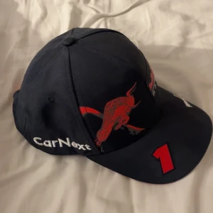 Red Bull Racing keps - Red Bull Racing, Max Verstappen keps. Säljes då jag tappat intresset. Den har bara legat på en hylla, inte använd. Köpt på verstappenshop.