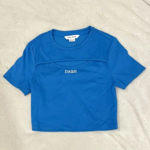 Crop top med text - Nyskick, aldrig använt.