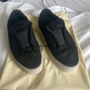 Axel arigato skor - Axel arigato skor i storleken 43 köpta förra året, skick 7-10 lite skada på sulan men inget man lägger märke till. Priset kan diskuteras vid snabb affär 