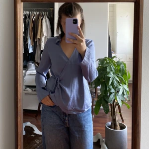 Blus ifrån NAKD - Ljuslila blus ifrån NAKD i storlek 36, passar även storlek 38. 