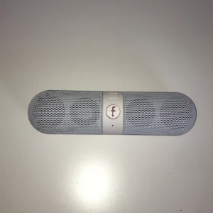 Vit högtalare - Vit högtalare med laddar sladd. Ljud funkar bra.  Tar bara swish.  Pris kan ändras! 