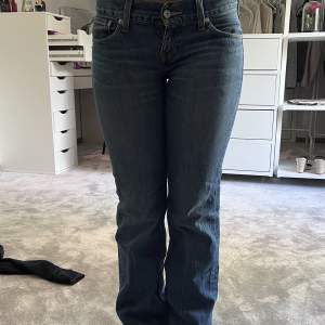 Ska sälja mina jätte fina Levis jeans köpta här på plick 💕slitningar längst ner på byxorna ( kolla bild 3) därför går pris att diskutera,  Men annars jätte fina  Innerbens längd 82 cm och midjan 36 cm ❤️