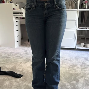 Levis jeans  - Ska sälja mina jätte fina Levis jeans köpta här på plick 💕slitningar längst ner på byxorna ( kolla bild 3) därför går pris att diskutera,  Men annars jätte fina  Innerbens längd 82 cm och midjan 36 cm ❤️