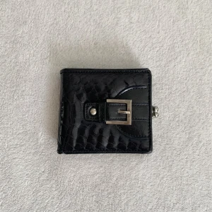 Vintage plånbok - Svart plånbok i ormskinnsmönster och med silvriga detaljer, från märket Morgan de Toi! Är i fint skick 💞