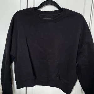 Sweatshirt  - Svart sweatshirt från lager 157.  Rejält material så känns inte ”billig”. Storlek M men är en kroppad modell så sitter bra på storlek xs/s. Köpare står för frakten 🩷