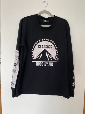Hood By Air tröja strl XL men mer M - Säljer en HBA tröja i svart. Strl XL men mer som en rymlig M. I gott använt skick men något nopprig. Köpt på tradera.