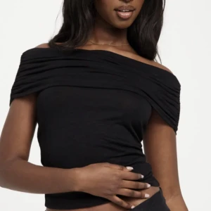 Off shoulder topp - Jättefin off shoulder topp, aldrig använd kvitto finns kvar, köpet för 249