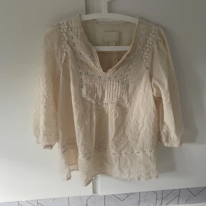Blus - Jättefin blus med detaljer!