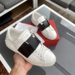 Valentino Open - Säljer ett par superfräscha valentino skor! Skick 8,5/10. Storlek 42, fits 42-43. Box, dustbags & card tillkommer. Nypris över 7000kr! Hör gärna av dig om du funderar över något!