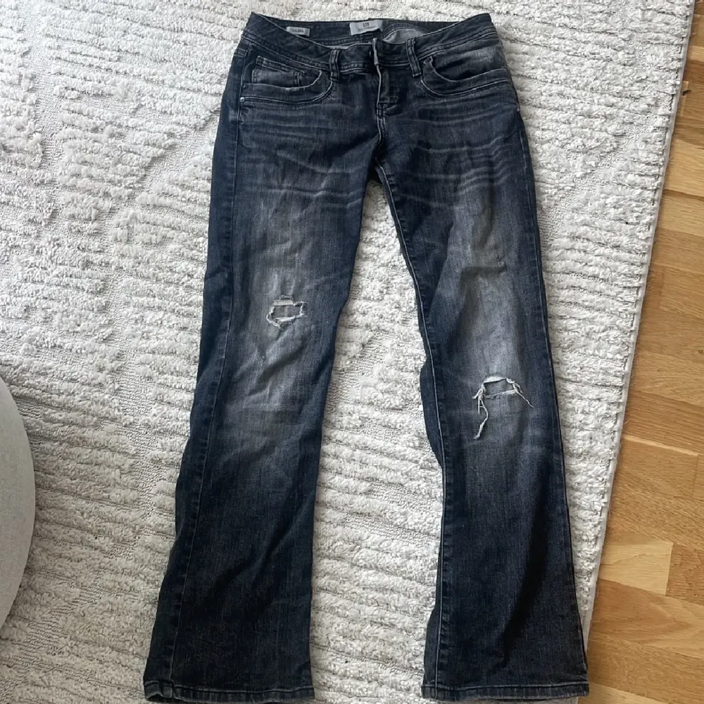 Säljer dessa jeans från ltb som jag nyligen köpte på Plick, men att de inte passade helt❤️  De har inte mycket täcken på användning, men vissa defekter🥰 kontakta om ni undrar något!!❤️❤️. Jeans & Byxor.