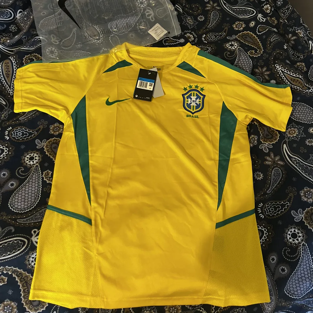 Säljer min nya brasil tröja på grund av att den är liten. Storlek M. Skriv för det bilder eller information😁. T-shirts.