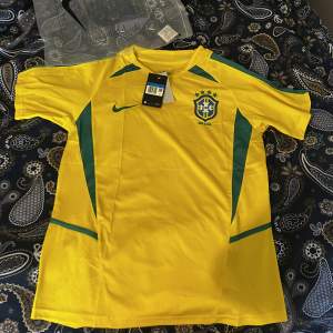 Säljer min nya brasil tröja på grund av att den är liten. Storlek M. Skriv för det bilder eller information😁