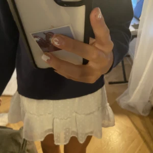 Kjol - Säljer den här jätte söta kjolen💗 som jag har vikit ner lite då jag själv gillar att ja den mer lågmidjade💗